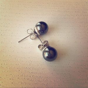 Black pearl stud earrings
